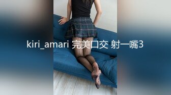 【新片速遞】  商场偷拍两个美女裙底风光❤️屁股破洞牛仔裙美女丁字裤性感翘臀+少妇穿半透明草莓内发现镜头直接叫人了