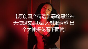 少女与萝莉两个风骚的小女人露脸出境，轮流舔弄阴蒂给狼友看好刺激