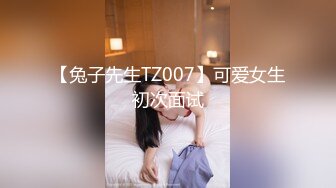 宝贝下面痒大哥吃奶子都给两姐妹咬疼了，黑丝露脸小嫩逼承受不住大鸡巴的疯狂抽插，两姐妹