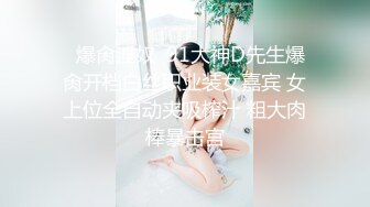 健身俱乐部女学员浴室偷拍教练洗澡换衣服30多岁的样子这身材保养的还真不错