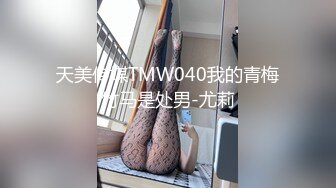 顶级绿帽奴大哥携娇妻约俩单男玩4P,三个大J8围着小少妇,手嘴闲不住