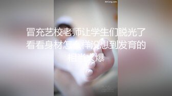 两个性感白衣妹子玩得不亦乐乎