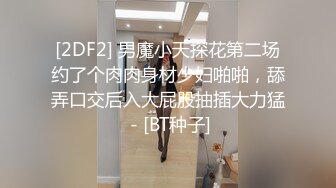 丝袜高跟制服情趣小妹精彩大秀，跟狼友互动撩骚听制服玩弄骚穴，道具抽插浪叫呻吟不止，眼神迷离精彩又刺激