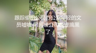 【新片速遞】偷拍达人潜入商场隔板女厕手机不停移动偷拍美女如厕