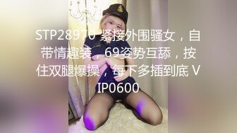 抱着草可爱的娇小女朋友