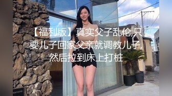 颜值很哇塞的极品小少妇全程露脸深夜激情陪狼友发骚，揉奶玩逼对着镜头掰开给狼友看特写，抠逼抠的好刺激