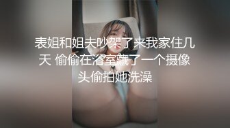 商场女厕全景偷拍红唇美女的极品小嫩鲍