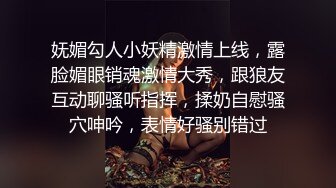 黑客破解家庭摄像头偷拍奇葩夫妻各自弄，性欲高涨再做爱小孩就在一旁躺着