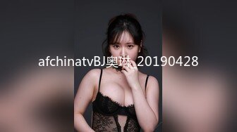 针织厂女厕呢大衣黑打底清纯小女神,平滑的无毛馒头穴和圆洞撸射