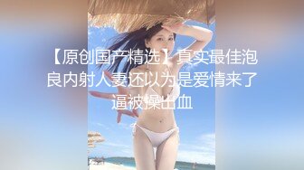 地铁上玩手机的妹子憋坏了一下车就找厕所