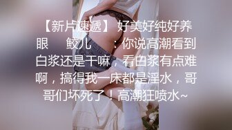 餐厅女厕偷拍破洞牛仔裤美女的小黑鲍