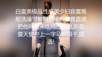 穿着角色扮演的火辣小 Ria 久留美 躺在你身上咧着嘴笑。