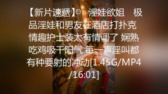 清純天真爛漫眼鏡文藝女婊，墻上掛著自己藝術寫真照，很反差