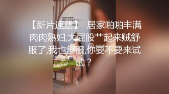 老婆在屋子做家务，趁我不在在厨房给我朋友口交深喉，后入怼死大屁股！