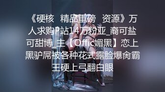 好骚的孕妇跟大哥户外骑摩托兜风，漏着奶子坐在后面揉捏，回到家就吃鸡巴搞硬了直接插，草的好暴力内射骚穴