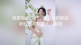  激情4P玩弄床上的两位年轻女奴，撅着屁股让两位小哥把跳弹塞进逼里扩阴器玩弄