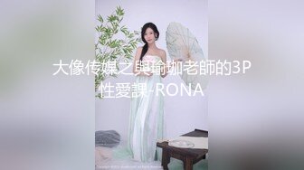 红唇大波浪顶级美女包臀裙黑丝极度诱惑，丁字裤勒逼扭动屁股，迫不及待振动棒深插，手指扣弄小穴搞得很湿