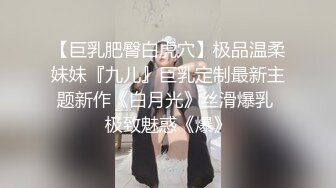 美嬌妻趴沙發邊玩手機邊吃屌啪啪