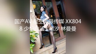 科技园女厕条纹衫浅红高跟眼镜美女,鲜嫩泛红的无毛唇肉直接开撸