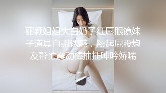 卫生间和大眼眼镜女友无套啪啪操逼马桶上口交吸屌，花样后入比心，特写掰穴自慰