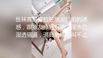 短发大妈内衣内裤都没穿在公园玩自拍