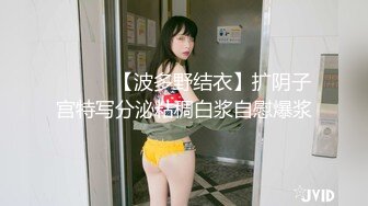 骚逼少妇跟渣男玩3P，躺在床上被肆意蹂躏，上面被草嘴下面被渣男用跳弹玩逼，压在身下爆草抽插全射逼毛上了