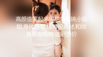 夏天洗澡不關窗的母女倆,翹立的乳頭和稀疏的陰毛真想沖進去玩個3P