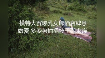 时尚粉嫩牛仔短裤美性感人妖口含棒棒糖引诱光头猛男猛吸菊花毒龙相互插干