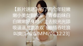 商场女厕刁钻视角偷拍披肩美女 不敢坐半蹲着尿 小肥鲍一览无余