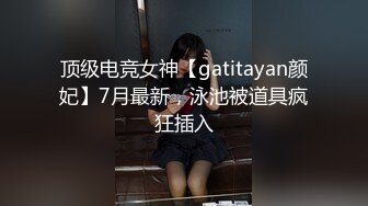 美女班主任老师握住男学生的肉棒，不断揉捏刺激