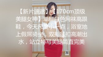 为顾客在臀部纹身,纹身师按捺不住像将鸡巴插入甜蜜小穴的冲动 part 1