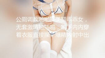 厕拍新人小哥拿着手机躲进步行街路边沟厕偷拍美女尿尿