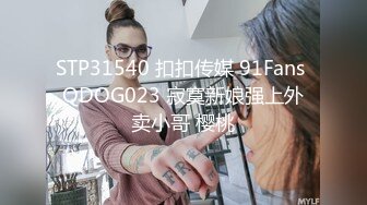 性感御姐Ts小莓 带着假鸡巴在便利店里偷偷自慰，总是忍不住上下抽插，诡异的骚动作，头顶还有监控，胆大包天!