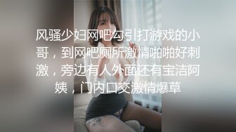 明星颜值大墨镜超大巨乳妹小尺度露奶诱惑，胸前开口装掏出奶子抹上乳液，拿根黄瓜夹中间晃动很想捏