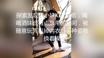 骚逼女友~拿着手机拍下被我后入淫荡的骚样子~嗯嗯啊啊，呻吟娇喘太骚啦！！