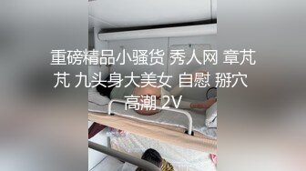 大哥的鸡鸡被骚妇用大黑牛按进蛋蛋里真牛逼，小嘴再把鸡巴吸出来弄大，主动上位无套抽插浪荡呻吟，射嘴里