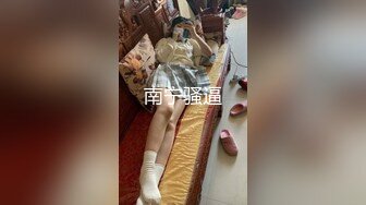  新人面罩骚女一女3男淫乱啪轮换着操，脱下内衣撩起裙子摸逼，后入抽插上位骑乘