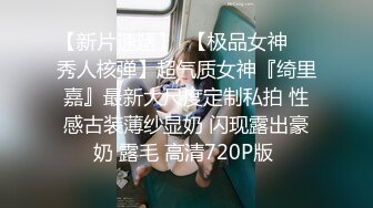 【新片速遞】在家操小女友 不要 下面好多水 我还要 开档黑丝 面对镜头还很害羞 贵在真实