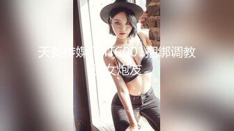 肉感巨乳骚御姐！浴室洗澡吃屌！穿上开档牛仔裤，后入大肥臀奶子直晃