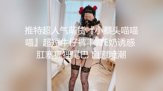 蕾丝红睡衣骚淫妻被大屌情人无套插到高潮 骚到入骨性瘾强干不够还想要 主动骑乘直顶花心