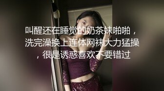 【新片速遞】新来的黑丝露脸情趣人妻跟胖哥激情啪啪，亲着小嘴撸着鸡巴，口交足交主动上位抽插，让小哥压在身下爆草好骚