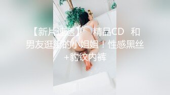 等不及了，单男和我一起去厕所里操她，前后夹击