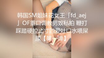  夫妻日常做爱 美娇妻边玩手机边吃屌内裤不脱扒个缝就插