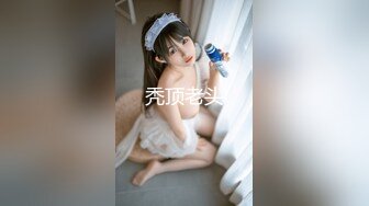 只穿着一件裹胸黑衣的性感大长腿美女 下体逼毛黑黝黝