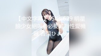 美女与野兽的激情碰撞，黑丝露脸风骚人妻伺候黑鬼大鸡巴，深喉口交好刺激，让大老黑