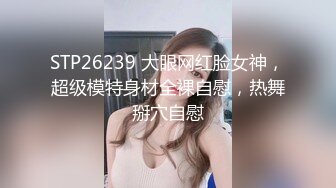 白色T恤苗条身材妹子，舌吻调情沙发上骑坐自己动床上猛操