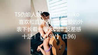 《换妻探花》单男约操小夫妻3P，过来先吃点东西再开操